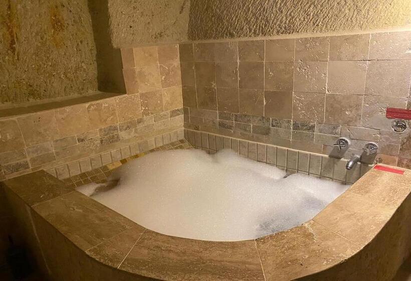 주니어 스위트, Junior Ottoman Cave