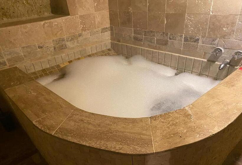 주니어 스위트, Junior Ottoman Cave