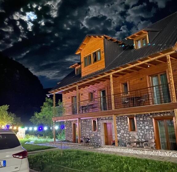 غرفة كومفورت ثلاثية, Gegest