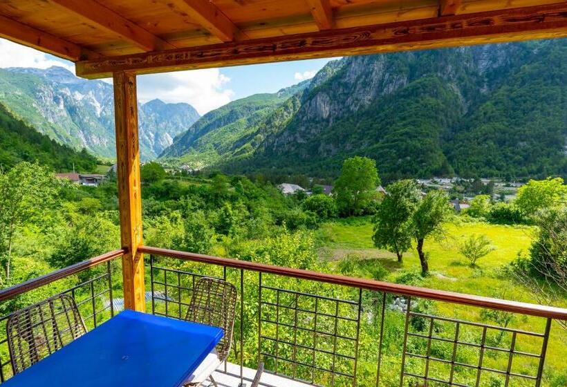 غرفة عائلية مطلّة علي الجبل, Gegest