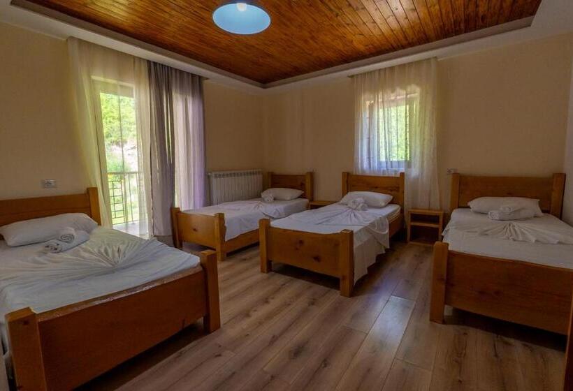 غرفة عائلية مطلّة علي الجبل, Gegest