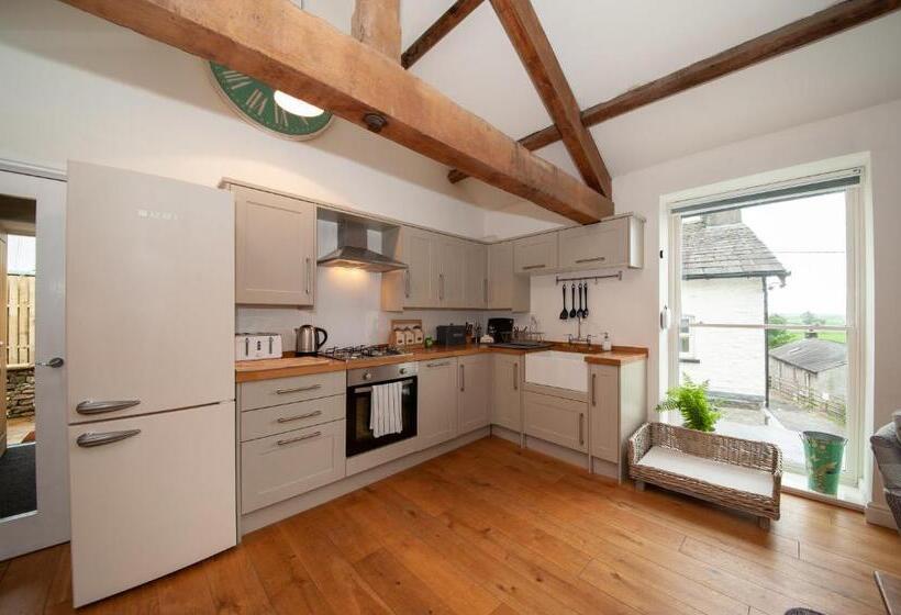 디럭스 스튜디오, The Hare And Hounds, Levens