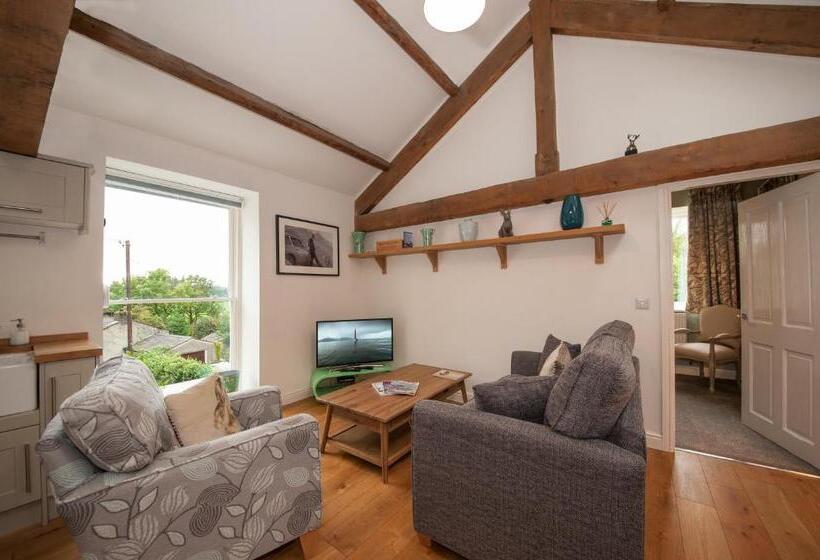 디럭스 스튜디오, The Hare And Hounds, Levens