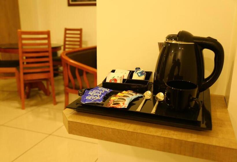 اتاق لوکس, Saas Residency