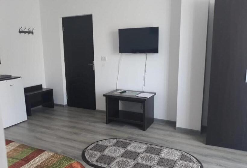 Camera Tripla Classica con Balcone, Pensiunea Smarald