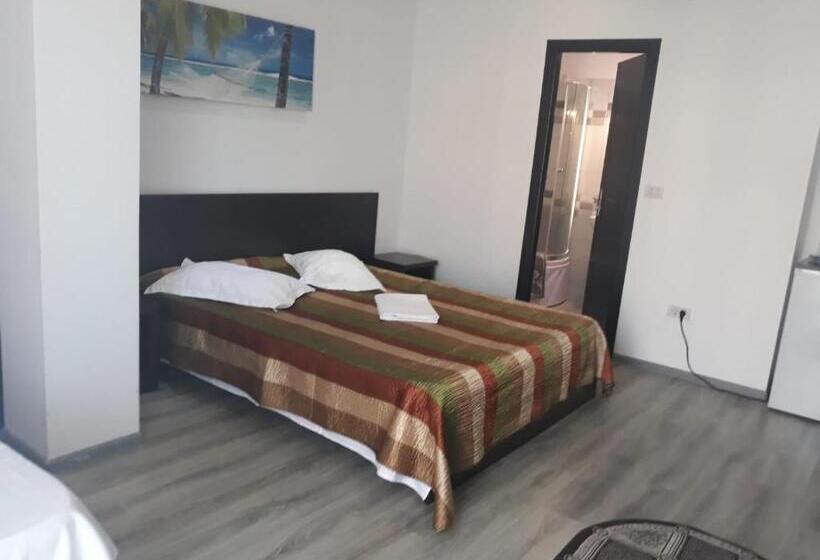 Camera Tripla Classica con Balcone, Pensiunea Smarald