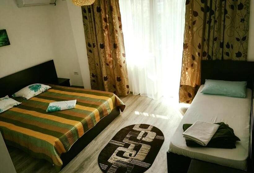 Camera Tripla Classica con Balcone, Pensiunea Smarald