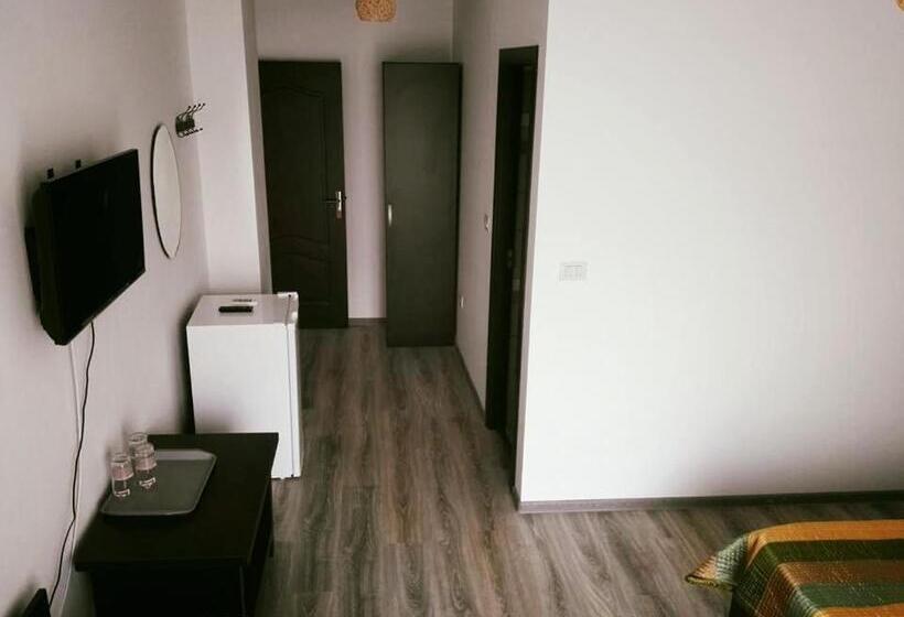 Camera Tripla Classica con Balcone, Pensiunea Smarald