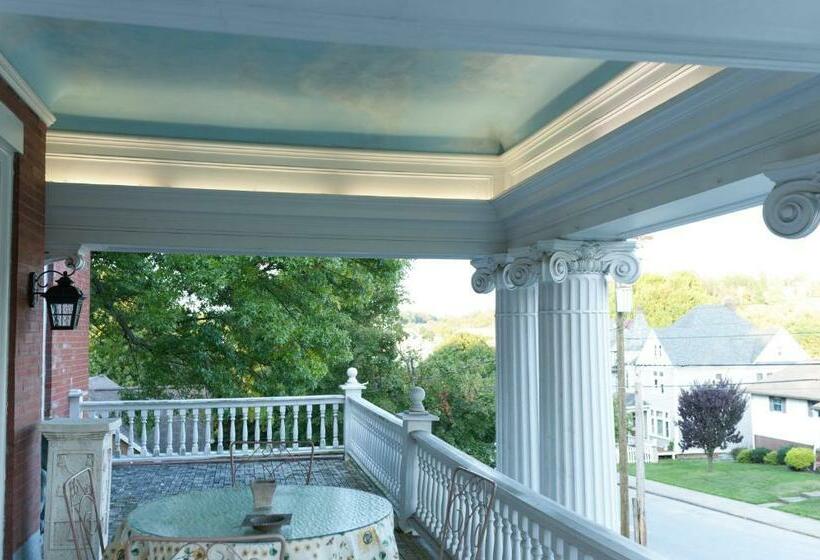 جناح مزود بجاكوزى, South Broadway Manor B&b   Near Fallingwater, Ohiopyle State Park, Hiking & Biking Trails Gap