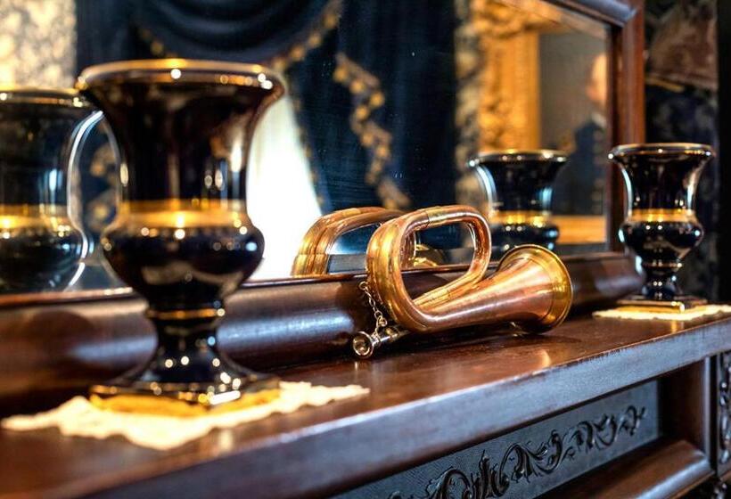 جناح مزود بجاكوزى, South Broadway Manor B&b   Near Fallingwater, Ohiopyle State Park, Hiking & Biking Trails Gap