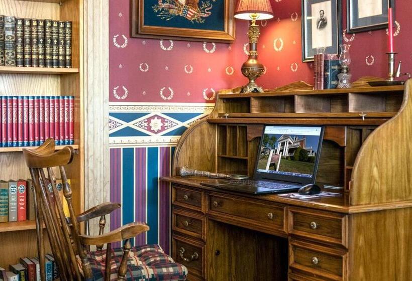 Люкс с гидромассажем, South Broadway Manor B&b   Near Fallingwater, Ohiopyle State Park, Hiking & Biking Trails Gap