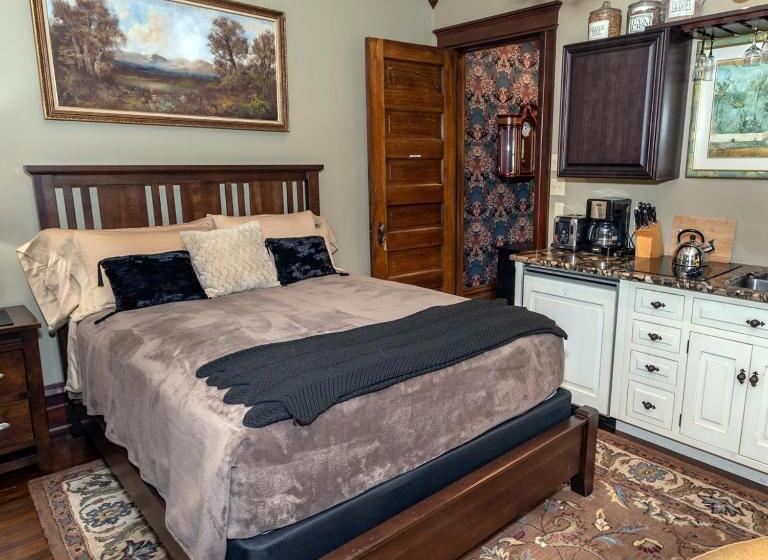 غرفة قياسية مزوَّدة بشُرفة, South Broadway Manor B&b   Near Fallingwater, Ohiopyle State Park, Hiking & Biking Trails Gap