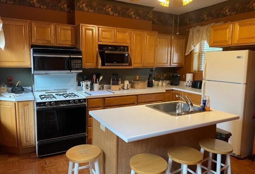 شقة غرفتين, South Broadway Manor B&b   Near Fallingwater, Ohiopyle State Park, Hiking & Biking Trails Gap