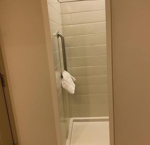 מיטת קינג בסוויטה, Americinn By Wyndham Hartford Sd