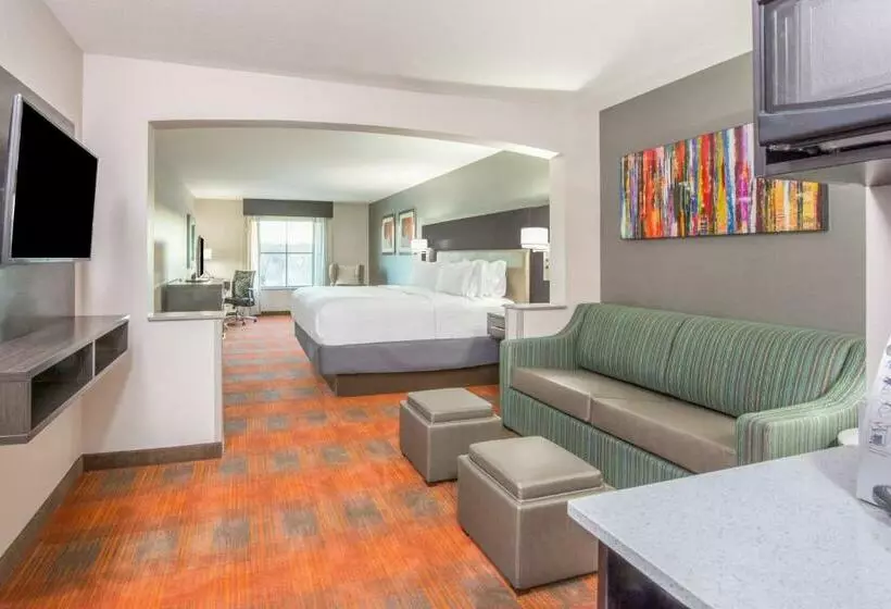 キングサイズベッドのスイートルーム, Holiday Inn Express Shawnee, An Ihg