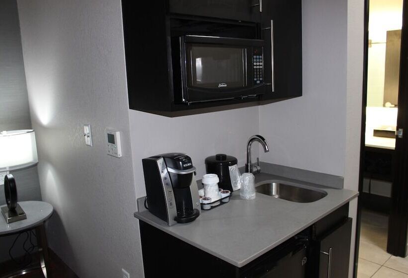 جناح, Holiday Inn Express Shawnee, An Ihg