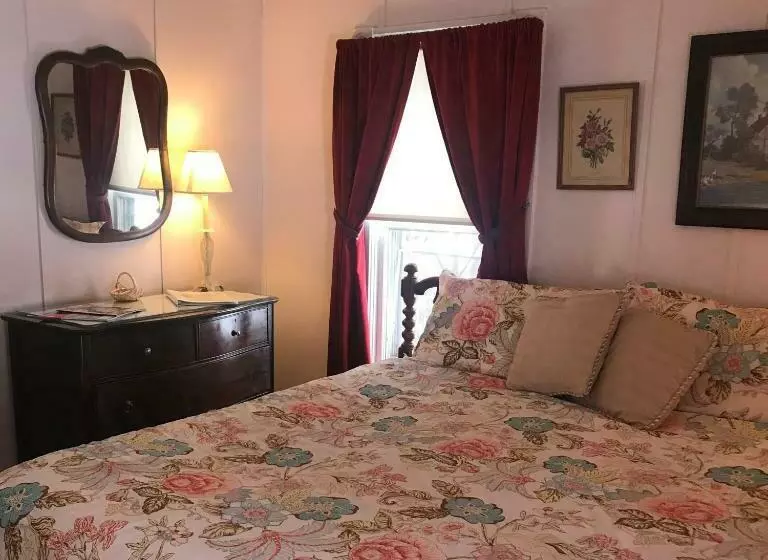 キングサイズベッドのスタンダードルーム, Inn At Starlight Lake & Restaurant