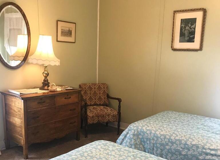 キングサイズベッドのスタンダードルーム, Inn At Starlight Lake & Restaurant