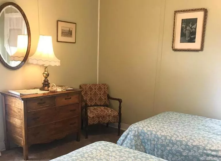 キングサイズベッドのスタンダードルーム, Inn At Starlight Lake & Restaurant