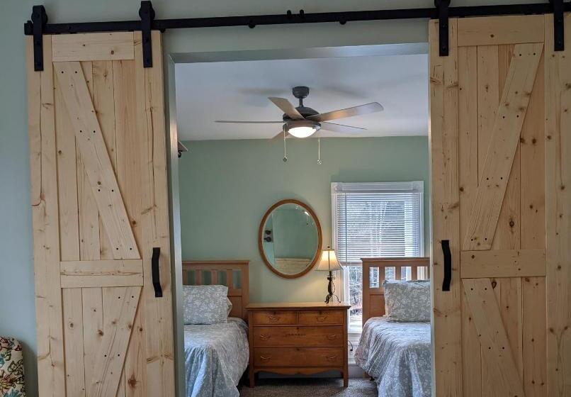 Suite with lake view, Inn At Starlight Lake & Restaurant