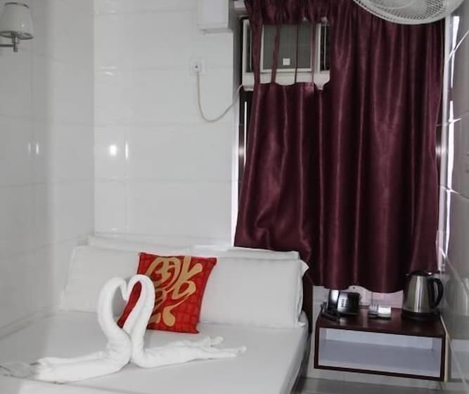 اتاق خانوادگی, Strawberry Guest House