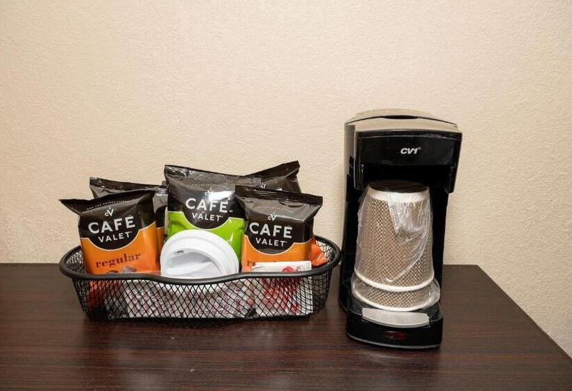 디럭스 룸 킹사이즈 침대, Red Roof Inn Plus+ Huntsville – Madison