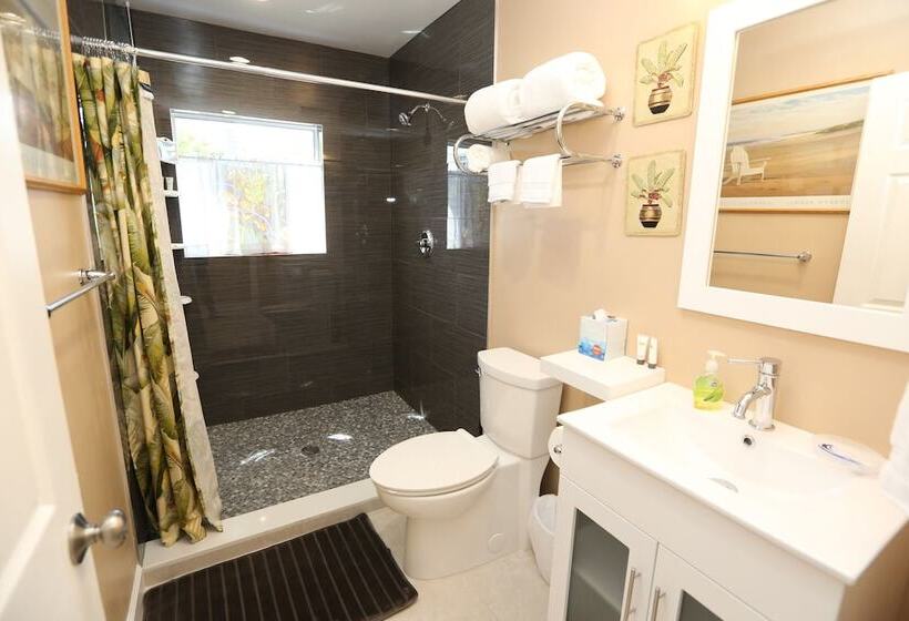 ダブルベッドスタンダードルーム, Fantasy Island Inn – Caters To Men