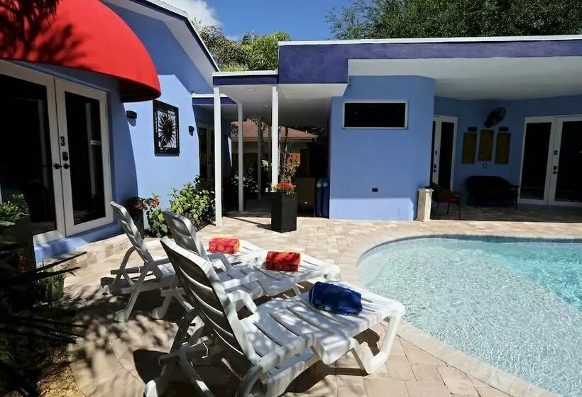 ダブルベッドスタンダードルーム, Fantasy Island Inn – Caters To Men