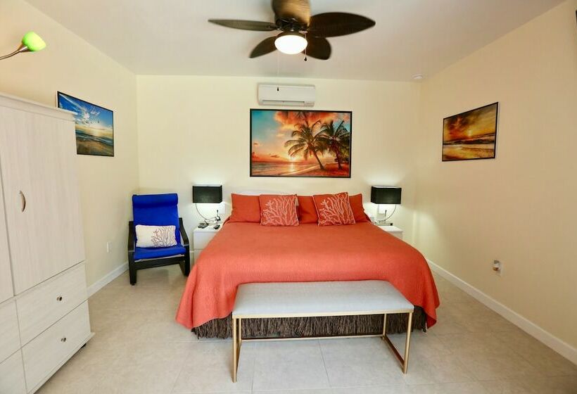 ダブルベッドスタンダードルーム, Fantasy Island Inn – Caters To Men