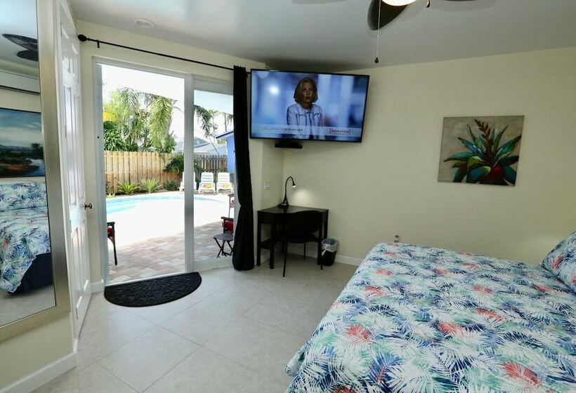 ダブルベッドスタンダードルーム, Fantasy Island Inn – Caters To Men