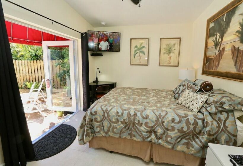 ダブルベッドスタンダードルーム, Fantasy Island Inn – Caters To Men