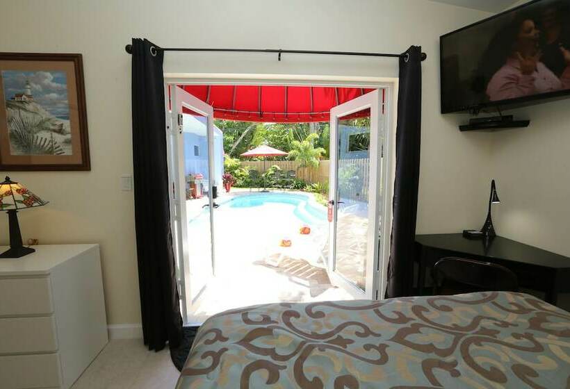 ダブルベッドスタンダードルーム, Fantasy Island Inn – Caters To Men