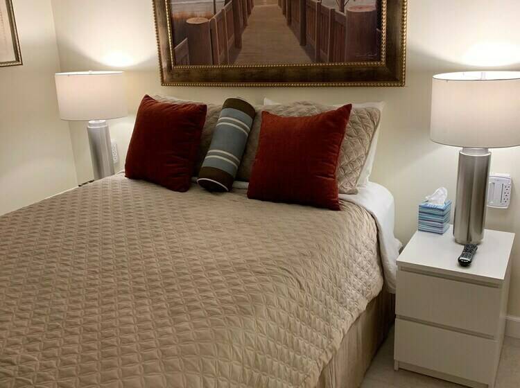 ダブルベッドスタンダードルーム, Fantasy Island Inn – Caters To Men