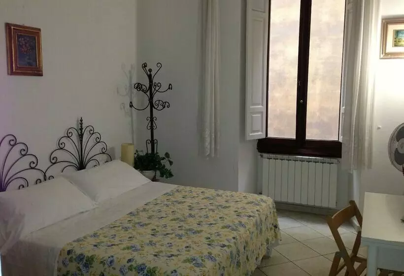 اتاق استاندارد با سرویس بهداشتی مشترک, Hostel Veronique