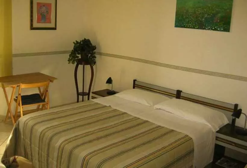 اتاق استاندارد با سرویس بهداشتی مشترک, Hostel Veronique