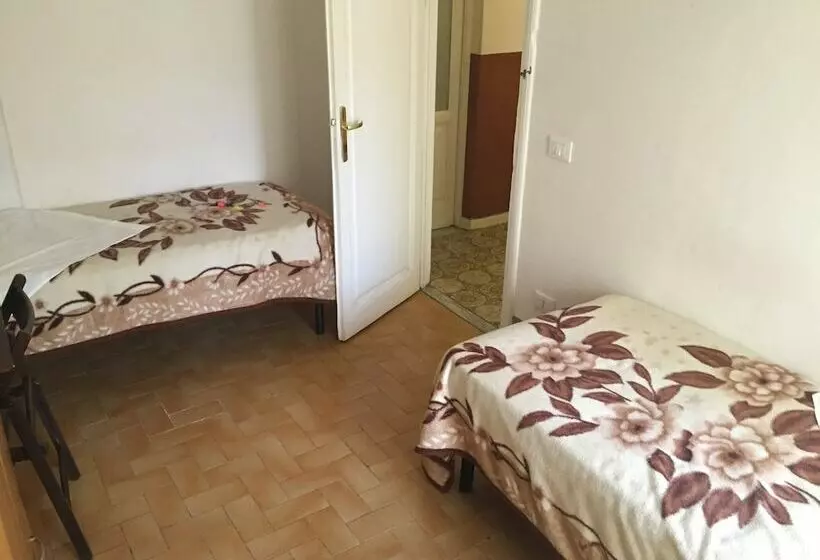 اتاق استاندارد با سرویس بهداشتی مشترک, Hostel Veronique