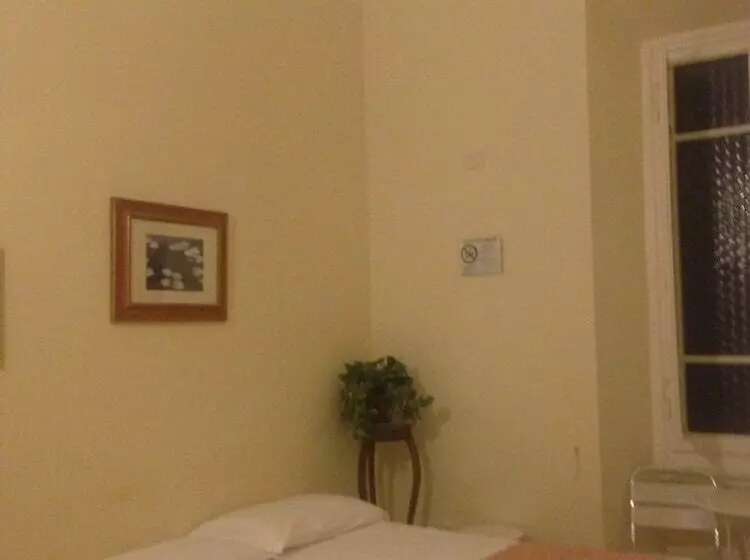 اتاق استاندارد با سرویس بهداشتی مشترک, Hostel Veronique