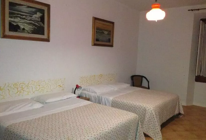 اتاق استاندارد چهارنفره با سرویس بهداشتی مشترک, Hostel Veronique