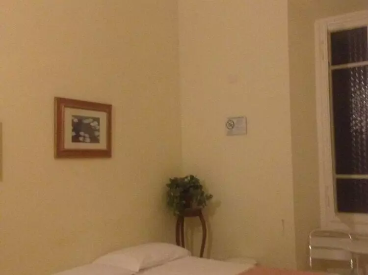 اتاق استاندارد چهارنفره با سرویس بهداشتی مشترک, Hostel Veronique
