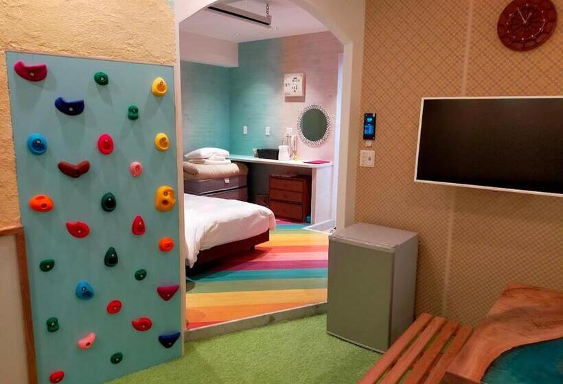 패밀리 룸, Buzz Resort