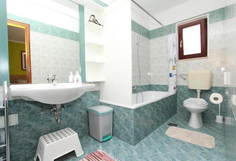 Comfort room with balcony, Rooms And Apartment Matosevic