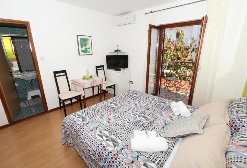 Comfort room with balcony, Rooms And Apartment Matosevic