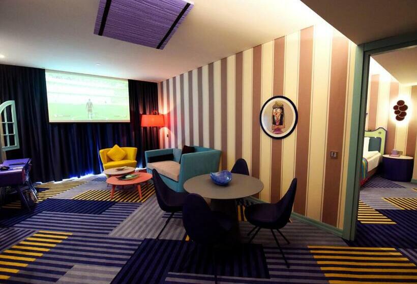 جناح مزود بتراس, The Land of Legends Kingdom Hotel