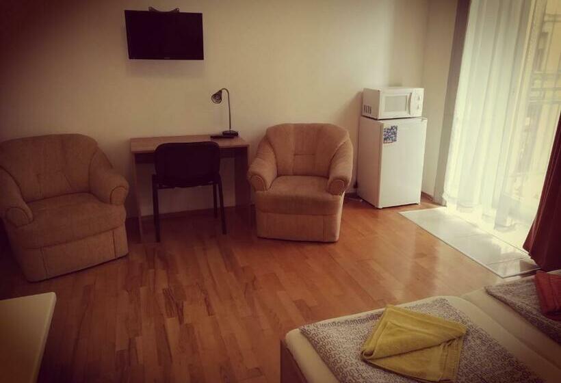 标准工作室, Capital Guesthouse Budapest