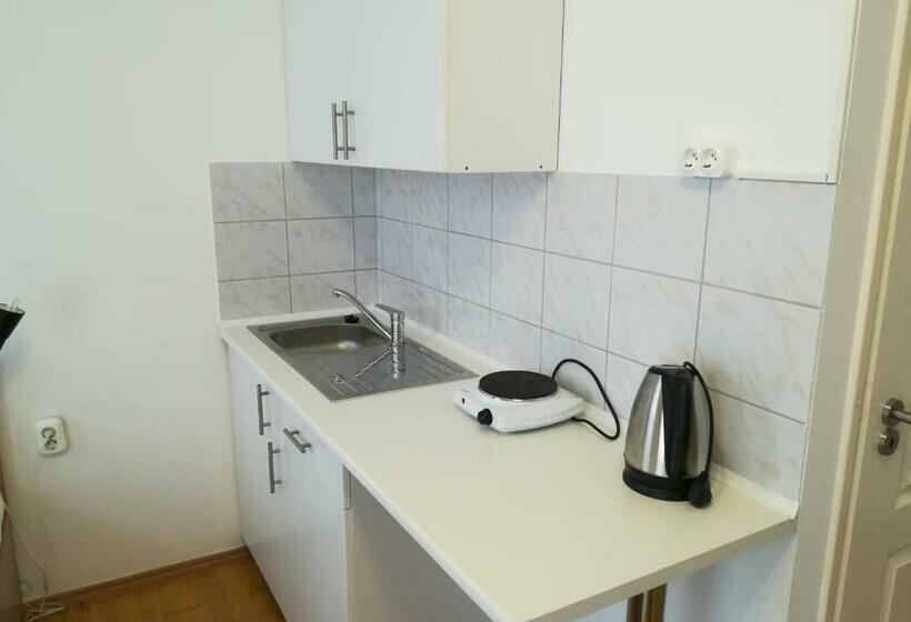 标准工作室, Capital Guesthouse Budapest