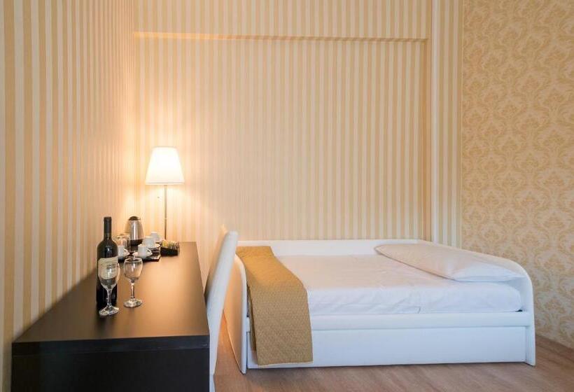 اتاق خانوادگی, Happy Holiday In Rome B&b