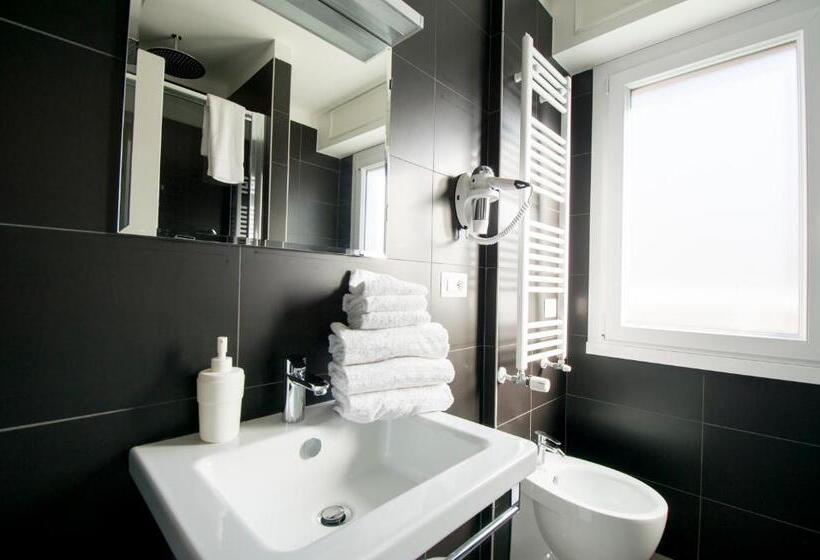 اتاق خانوادگی, Happy Holiday In Rome B&b