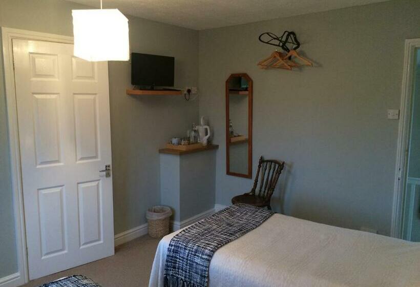 חדר משפחתי, Cleaver Cottage