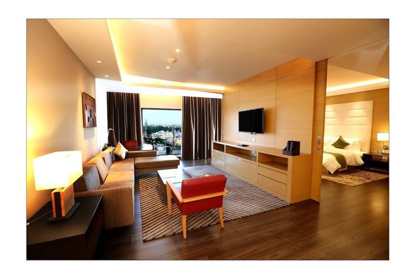 سوییت جونیور, Feathers  A Radha Hotel, Chennai