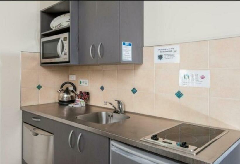 سوییت لوکس, Gladstone Motel